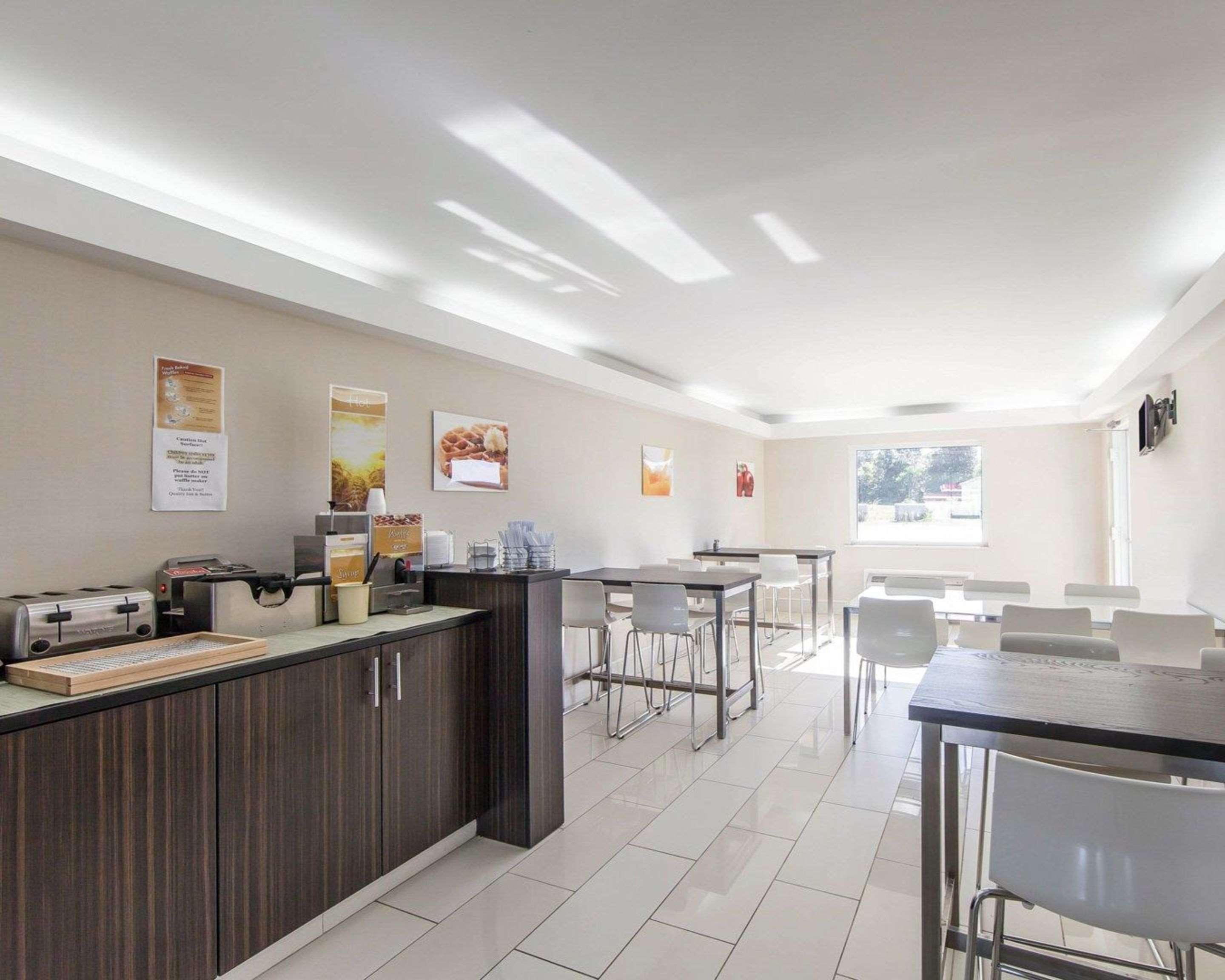 Quality Inn & Suites Jasper Bagian luar foto