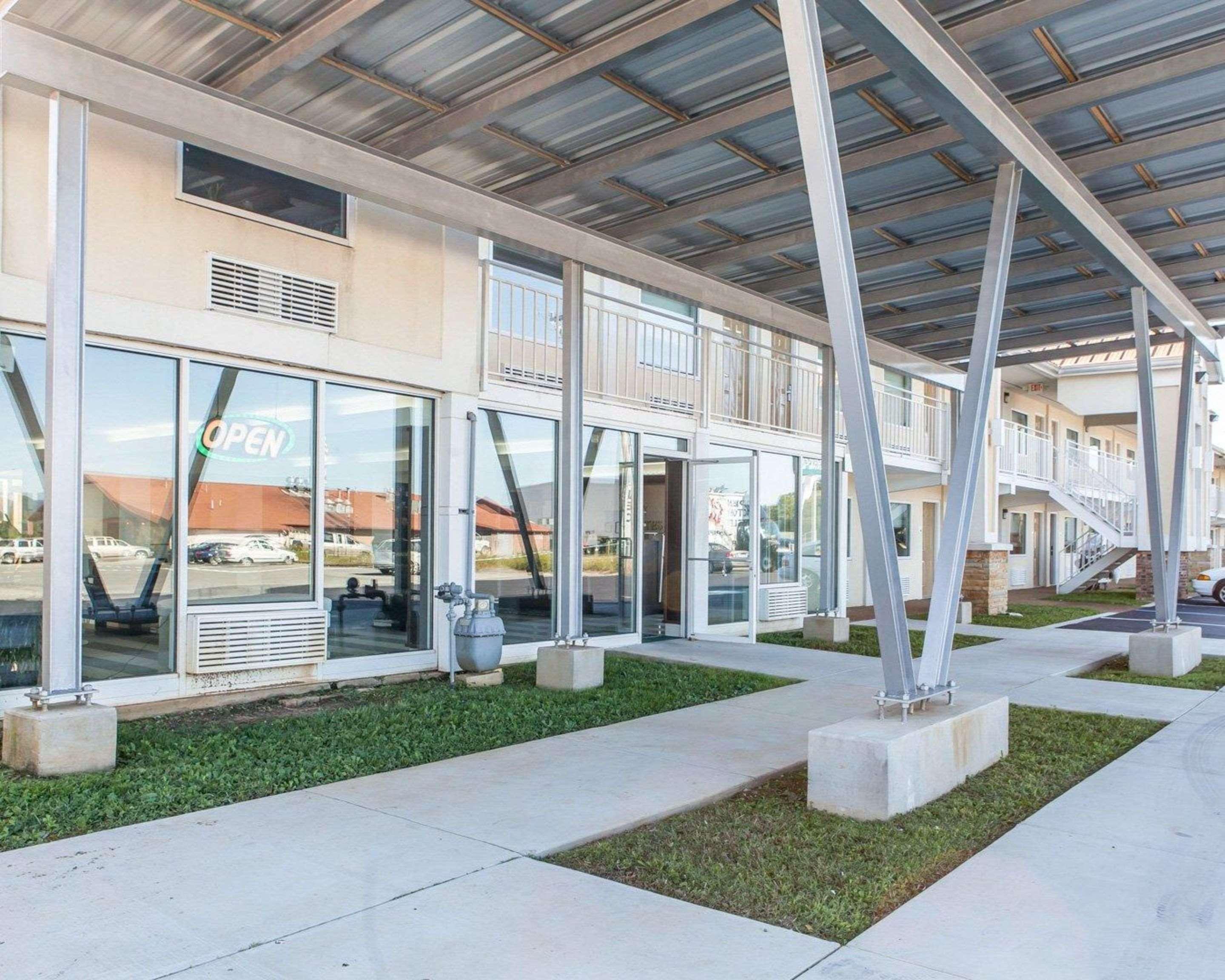 Quality Inn & Suites Jasper Bagian luar foto