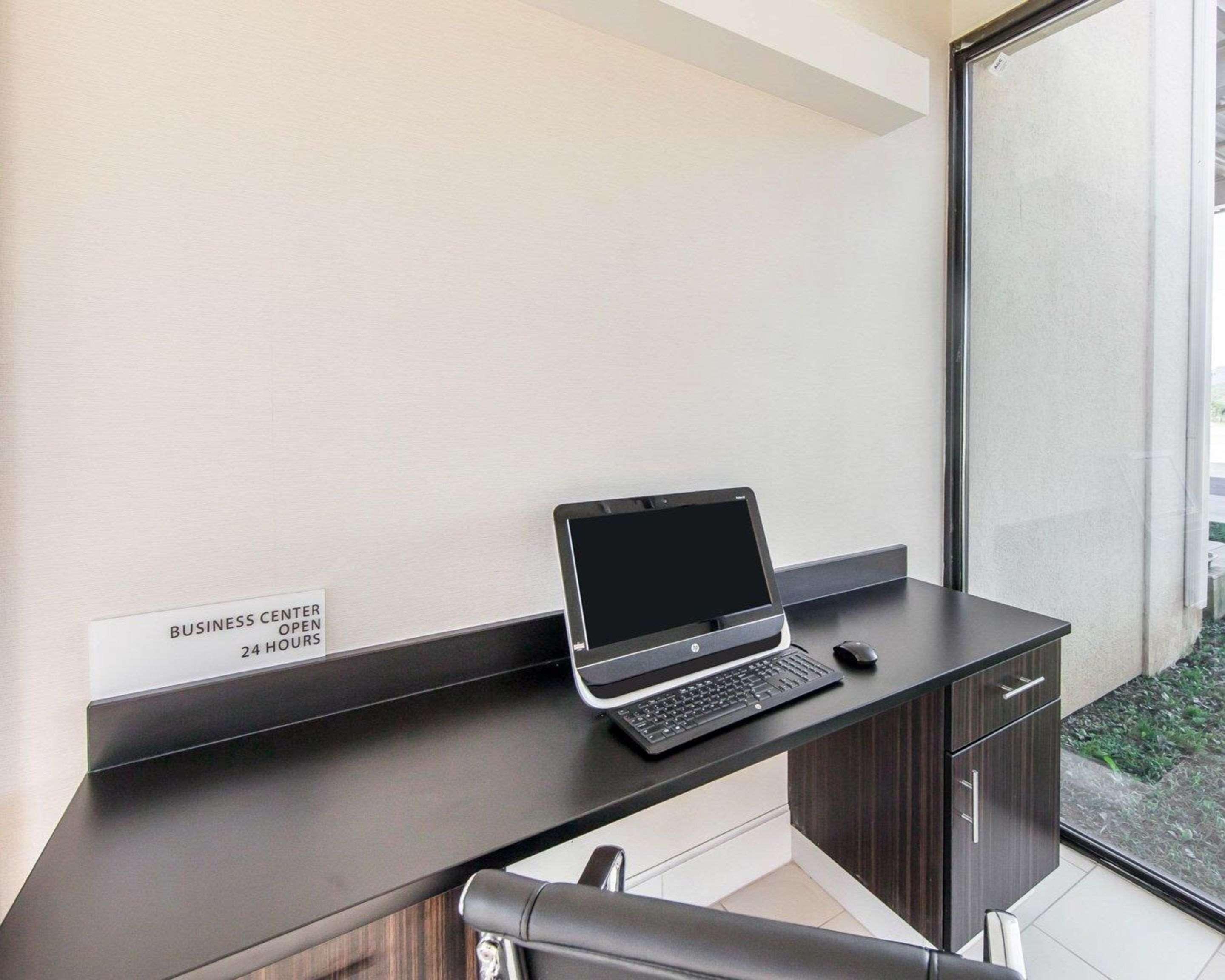Quality Inn & Suites Jasper Bagian luar foto