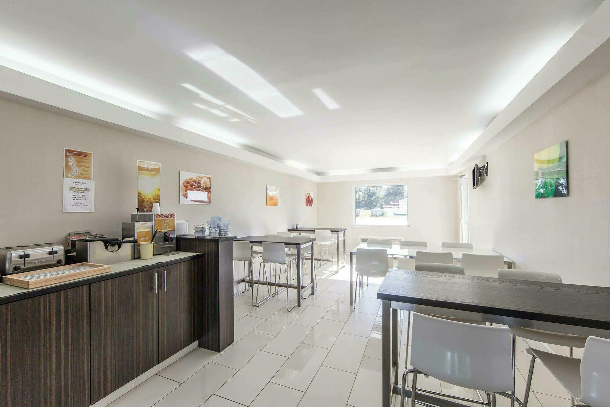 Quality Inn & Suites Jasper Bagian luar foto